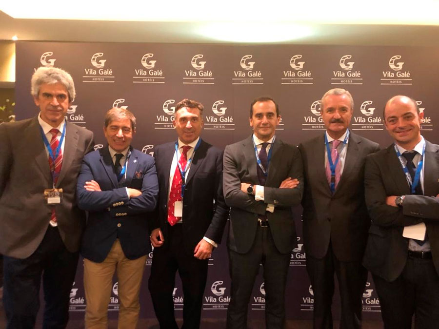 El Dr.Glückmann con el Presidente de la Asociación Española de Cirujanos Dr. Morales y el Dr. Martinez-Isla de Londres, entre otros participantes al congreso.